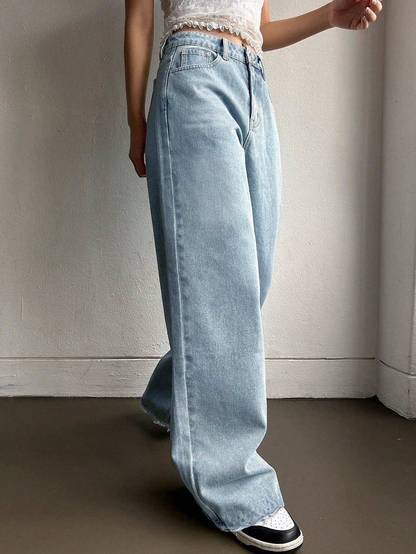 Bow Pocket Embroidered Jeans - Chic and Stylish Denim with Bow Detail for a Fashionable Look