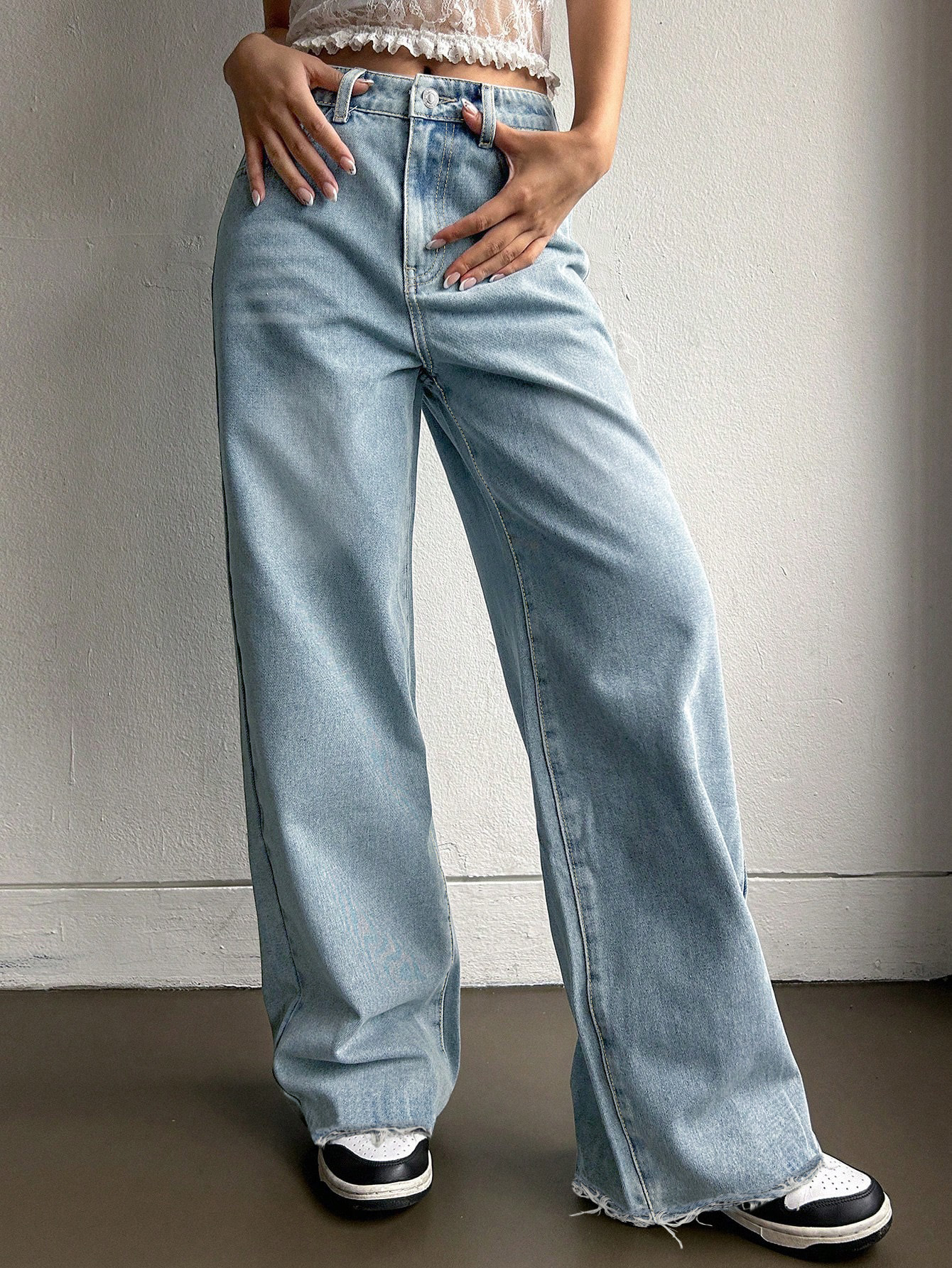 Bow Pocket Embroidered Jeans - Chic and Stylish Denim with Bow Detail for a Fashionable Look