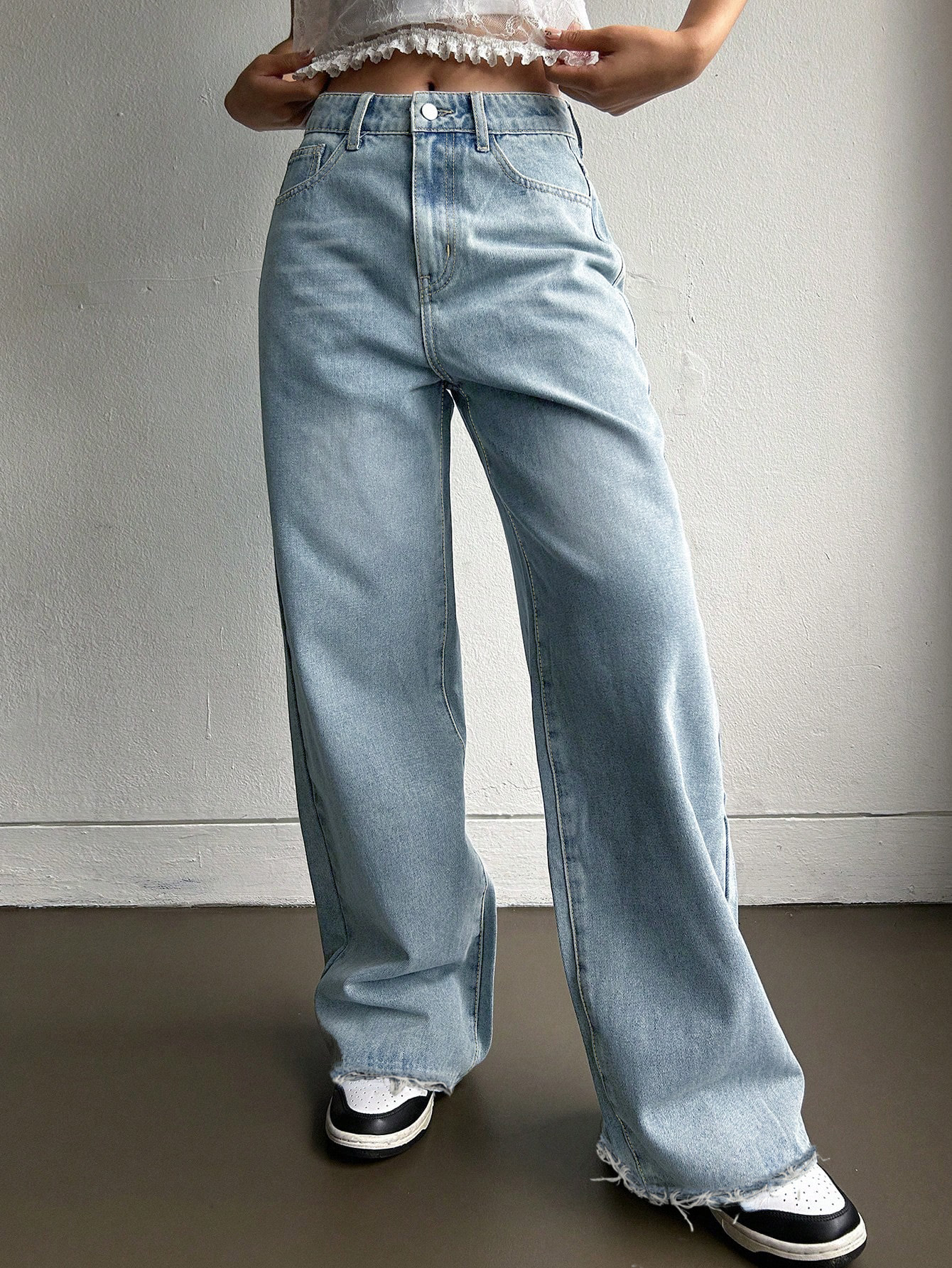 Bow Pocket Embroidered Jeans - Chic and Stylish Denim with Bow Detail for a Fashionable Look